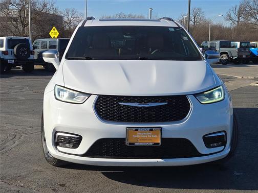Bright White Clearcoat 2022 Chrysler Pacifica L