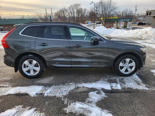 2022 Volvo XC60 B5 Momentum