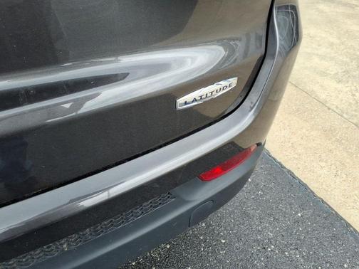 Sting Gray Clearcoat 2024 Jeep Compass Latitude