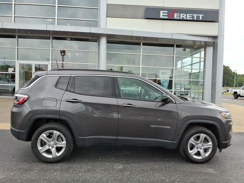 Sting Gray Clearcoat 2024 Jeep Compass Latitude