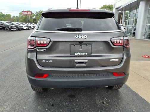 Sting Gray Clearcoat 2024 Jeep Compass Latitude