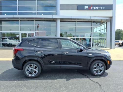 Black 2026 Kia Seltos LX