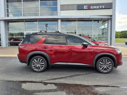 2023 Nissan Pathfinder SL