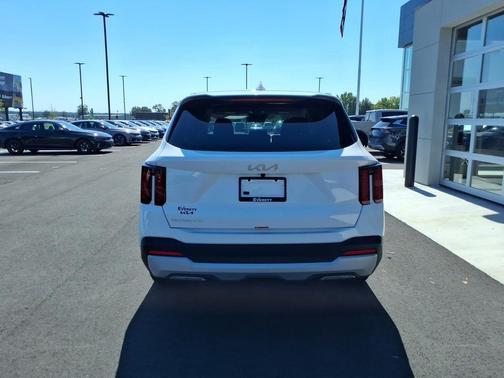 Glacial White Pearl 2026 Kia Sorento LX