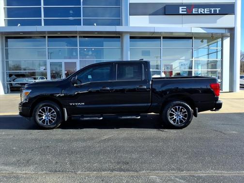 2023 Nissan Titan SV