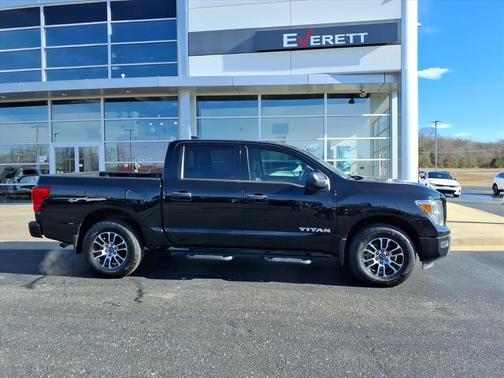 2023 Nissan Titan SV