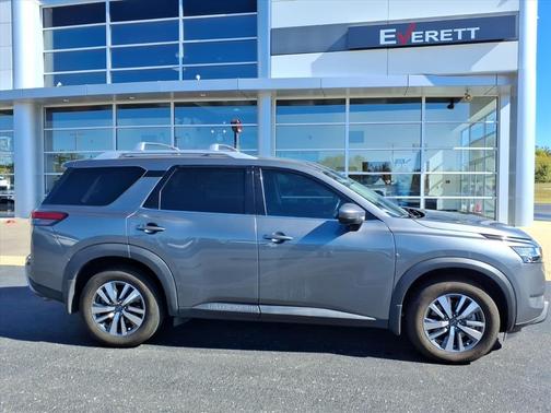 2024 Nissan Pathfinder SL