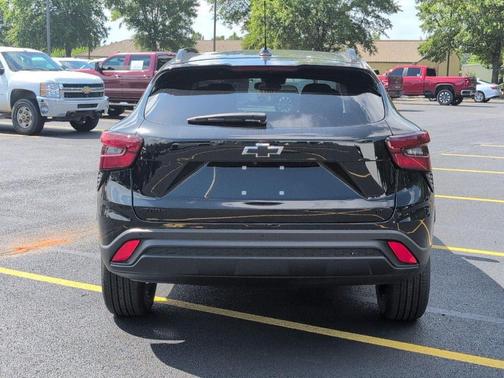 Mosaic Black Metallic 2026 Chevrolet Trax LT