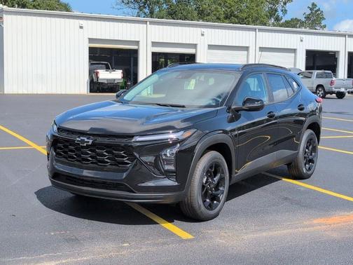 Mosaic Black Metallic 2026 Chevrolet Trax LT