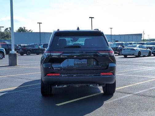 Diamond Black 2025 Jeep Grand Cherokee Laredo