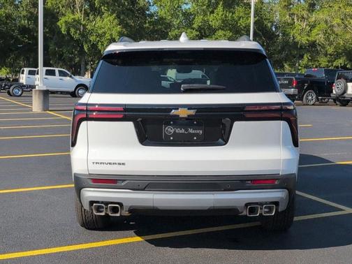 Summit White 2026 Chevrolet Traverse LT