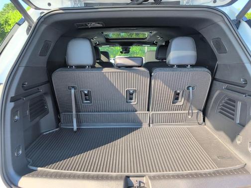 Summit White 2026 Chevrolet Traverse LT