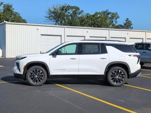 Summit White 2026 Chevrolet Traverse LT