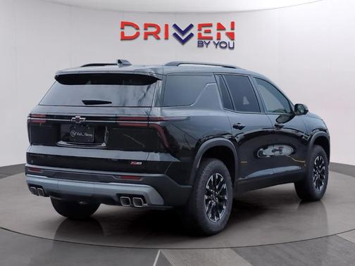 Mosaic Black Metallic 2026 Chevrolet Traverse Z71