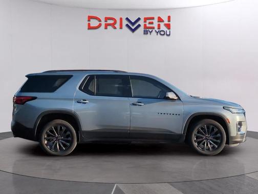 Sterling Gray Metallic 2023 Chevrolet Traverse RS