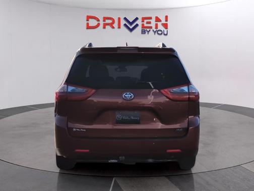 2020 Toyota Sienna XLE