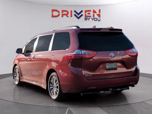 2020 Toyota Sienna XLE