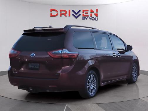 2020 Toyota Sienna XLE