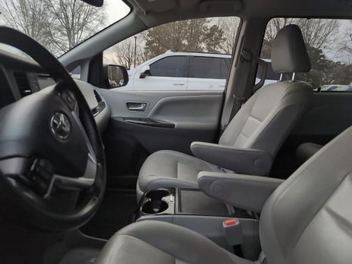 2020 Toyota Sienna XLE