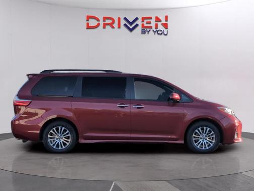 2020 Toyota Sienna XLE