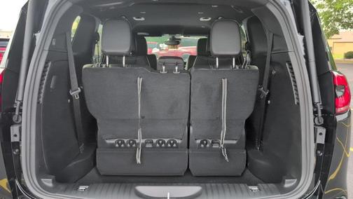 Diamond Black 2027 Chrysler Pacifica SELECT