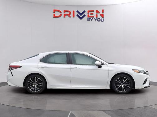 Super White 2018 Toyota Camry SE