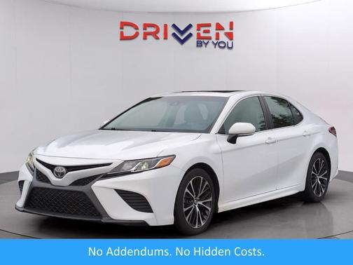 Super White 2018 Toyota Camry SE