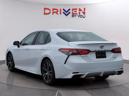 Super White 2018 Toyota Camry SE