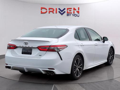 Super White 2018 Toyota Camry SE
