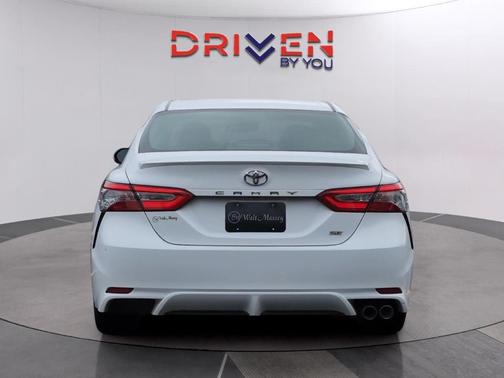 Super White 2018 Toyota Camry SE