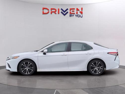 Super White 2018 Toyota Camry SE