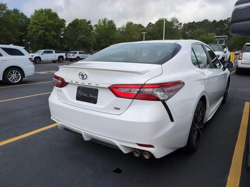Super White 2018 Toyota Camry SE