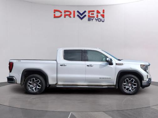 White Frost Tri-Coat 2022 GMC Sierra 1500 SLT