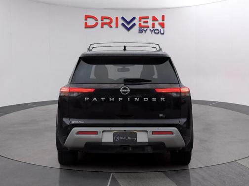 2022 Nissan Pathfinder SL