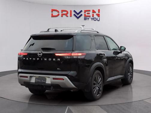 2022 Nissan Pathfinder SL