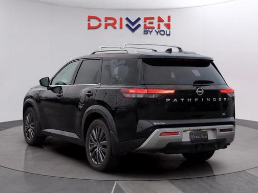 2022 Nissan Pathfinder SL