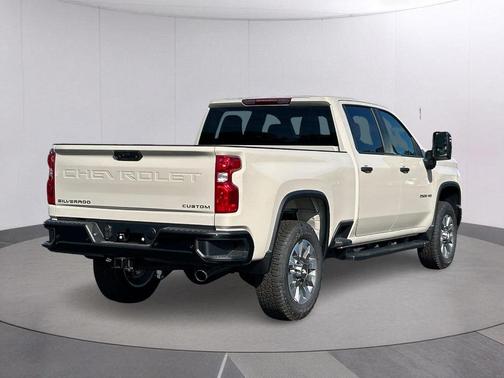 White Sand 2026 Chevrolet Silverado 2500 Custom