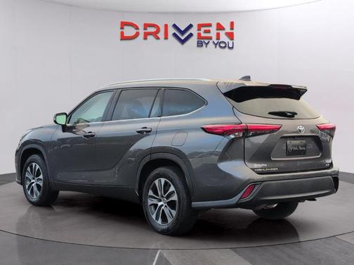 Magnetic Gray Metallic 2022 Toyota Highlander XLE