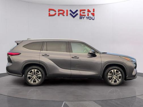Magnetic Gray Metallic 2022 Toyota Highlander XLE