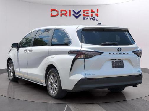 Pearl 2024 Toyota Sienna XLE