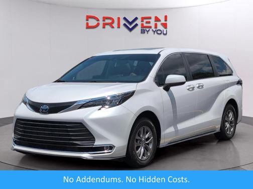 Pearl 2024 Toyota Sienna XLE