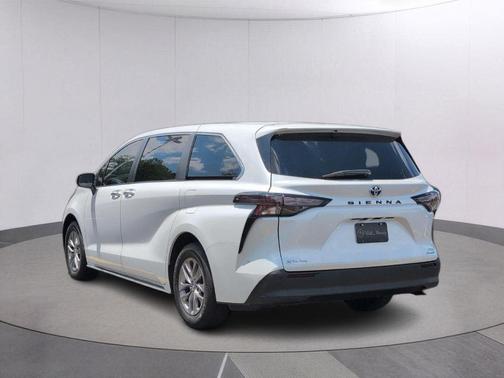 Pearl 2024 Toyota Sienna XLE