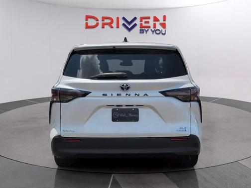 Pearl 2024 Toyota Sienna XLE