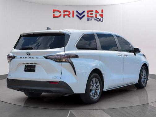 Pearl 2024 Toyota Sienna XLE