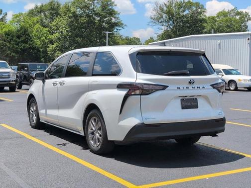 Pearl 2024 Toyota Sienna XLE