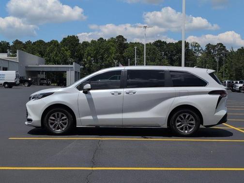Pearl 2024 Toyota Sienna XLE