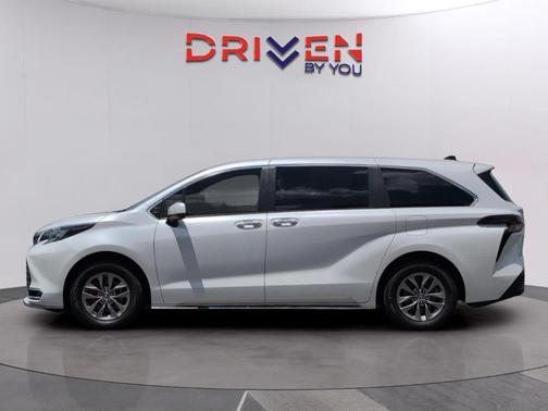 Pearl 2024 Toyota Sienna XLE