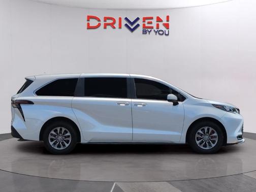 Pearl 2024 Toyota Sienna XLE