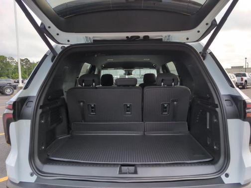 Summit White 2026 Chevrolet Traverse LT