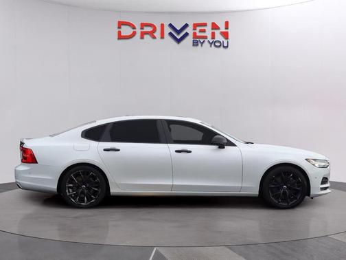Crystal White Pearl Metallic 2018 Volvo S90 T6 Momentum